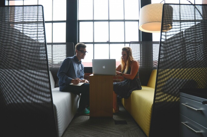 Coworker tauschen sich häufig miteinander aus und profitieren so voneinander Coworker tauschen sich häufig miteinander aus und profitieren so voneinander